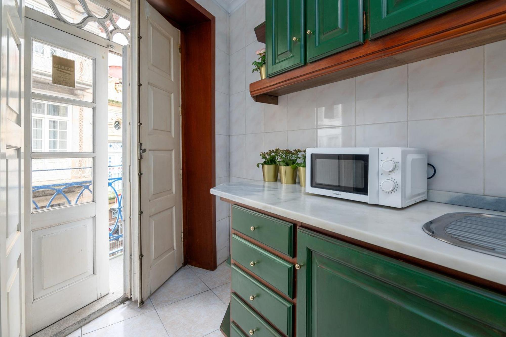 شقة Renovated Feb25 Clerigos Cozy Balcony With Self Check In بورتو المظهر الخارجي الصورة